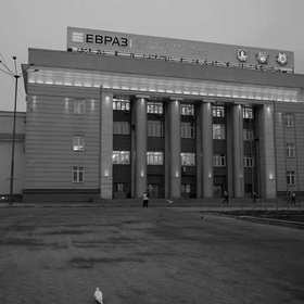 «Евраз» добывает акции